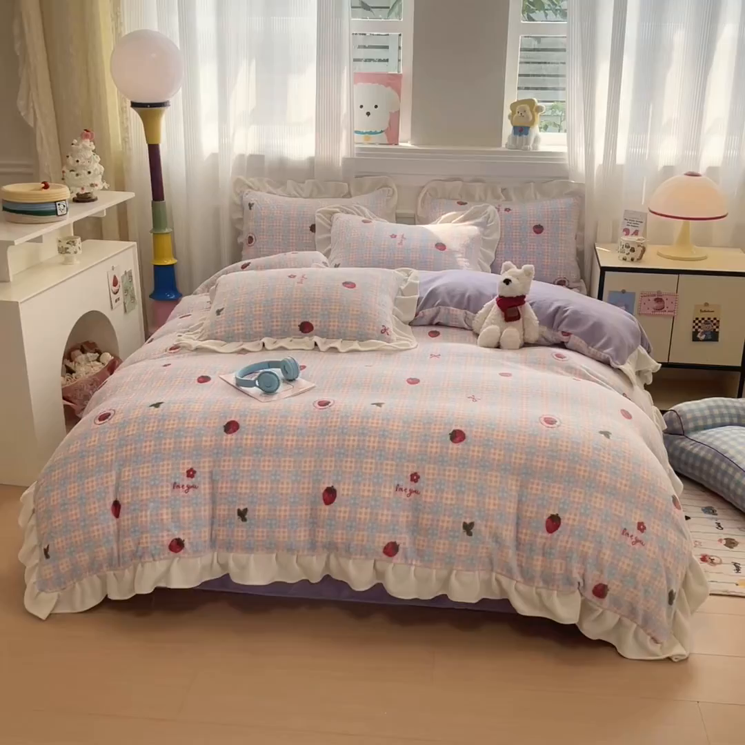 91家纺网 家纺一手货源 找家纺 米莱家纺 2025新款牛奶绒印花花边四件套 草莓甜心