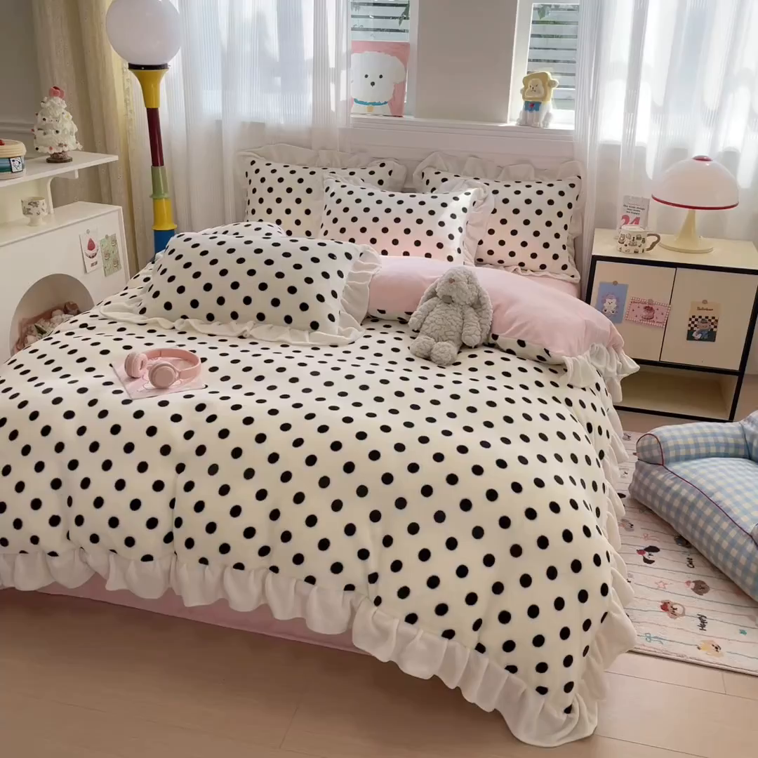 91家纺网 家纺一手货源 找家纺 米莱家纺 2025新款牛奶绒印花花边四件套 粉白波点