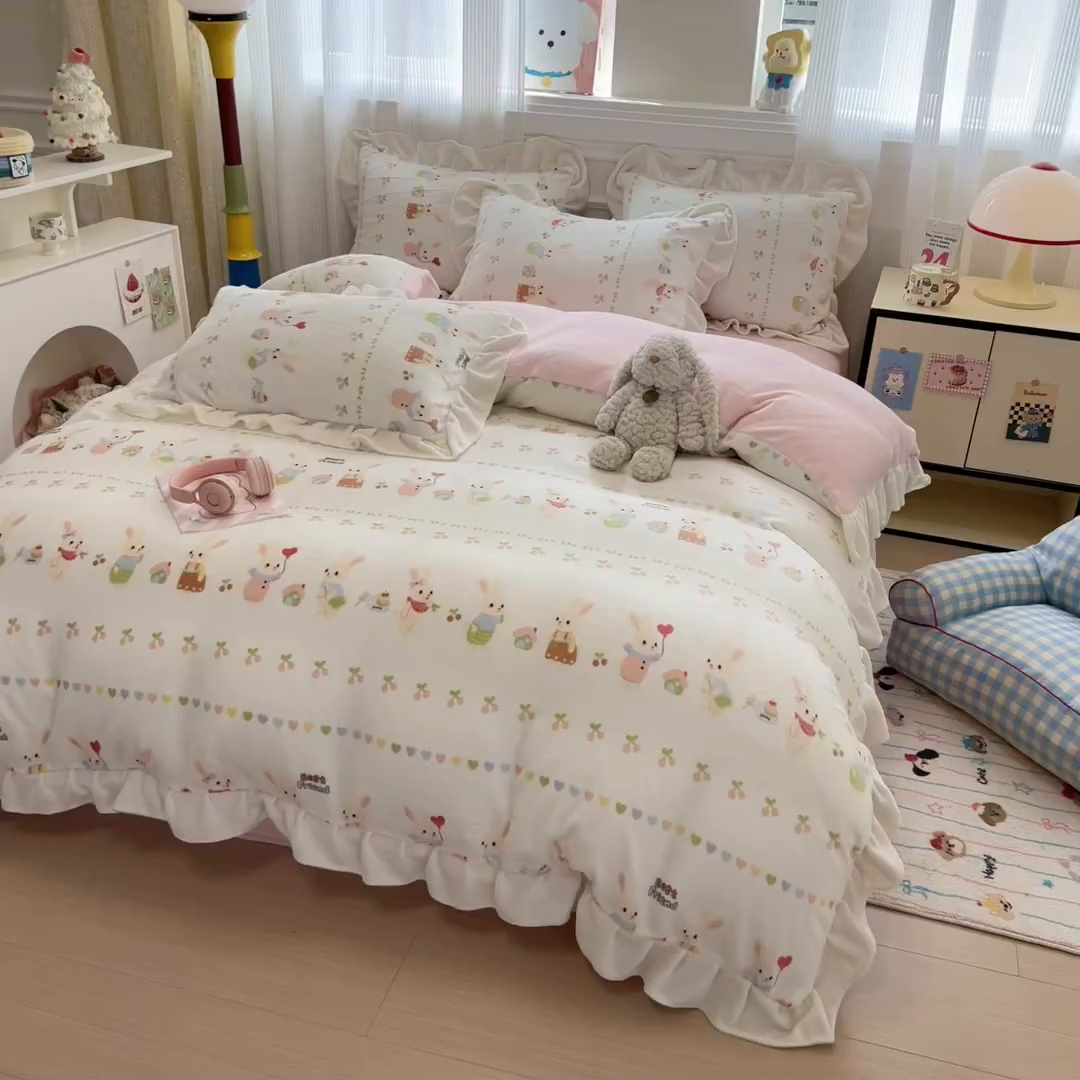 91家纺网 家纺一手货源 找家纺 米莱家纺 2025新款牛奶绒印花花边四件套 你好小兔