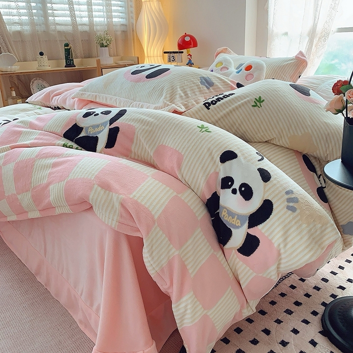 91家纺网 家纺一手货源 找家纺 莱豫家纺 2025新款加厚牛奶绒三件套四件套保暖不静电 小熊猫粉