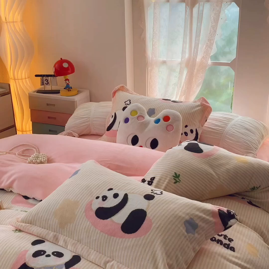 91家纺网 家纺一手货源 找家纺 莱豫家纺 2025新款加厚牛奶绒三件套四件套保暖不静电 小熊猫粉