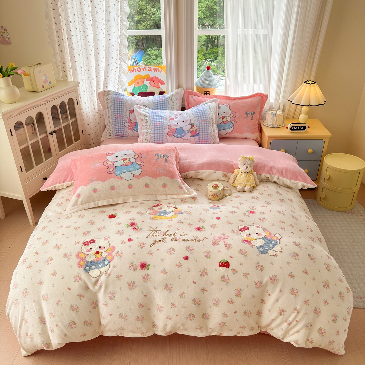 91家纺网 家纺一手货源 找家纺 铭宣家居 2025新款200g牛奶绒数码印花加毛巾绣四件套 萌喵花町