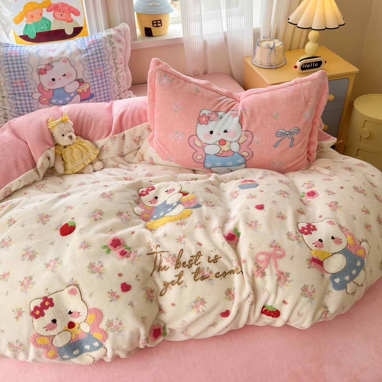 91家纺网 家纺一手货源 找家纺 铭宣家居 2025新款200g牛奶绒数码印花加毛巾绣四件套 萌喵花町