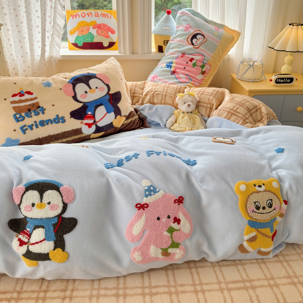 91家纺网 家纺一手货源 找家纺 铭宣家居 2025新款200g牛奶绒数码印花加毛巾绣四件套 快乐萌友