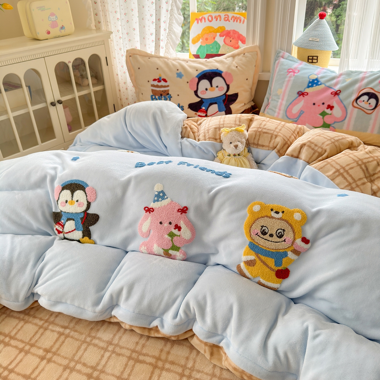 91家纺网 家纺一手货源 找家纺 铭宣家居 2025新款200g牛奶绒数码印花加毛巾绣四件套 快乐萌友