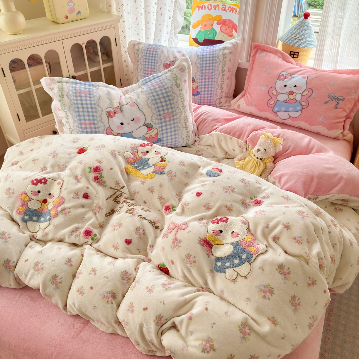 91家纺网 家纺一手货源 找家纺 铭宣家居 2025新款200g牛奶绒数码印花加毛巾绣四件套 萌喵花町