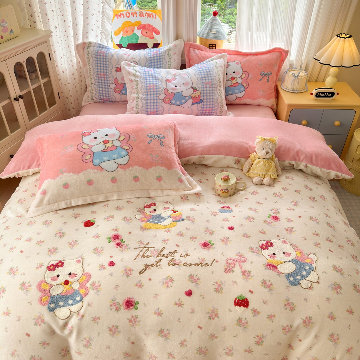 91家纺网 家纺一手货源 找家纺 铭宣家居 2025新款200g牛奶绒数码印花加毛巾绣四件套 萌喵花町