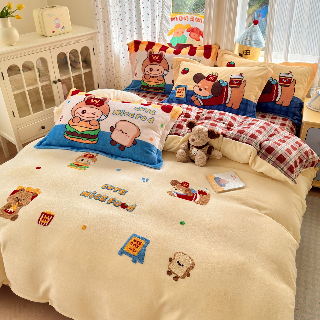 91家纺网 家纺一手货源 找家纺 铭宣家居 2025新款200g牛奶绒数码印花加毛巾绣四件套 萌餐格韵