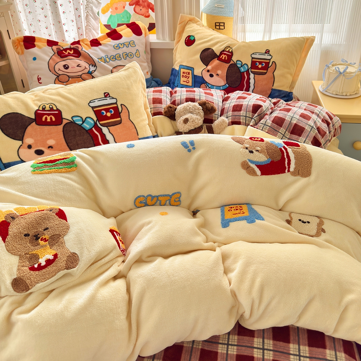 91家纺网 家纺一手货源 找家纺 铭宣家居 2025新款200g牛奶绒数码印花加毛巾绣四件套 萌餐格韵