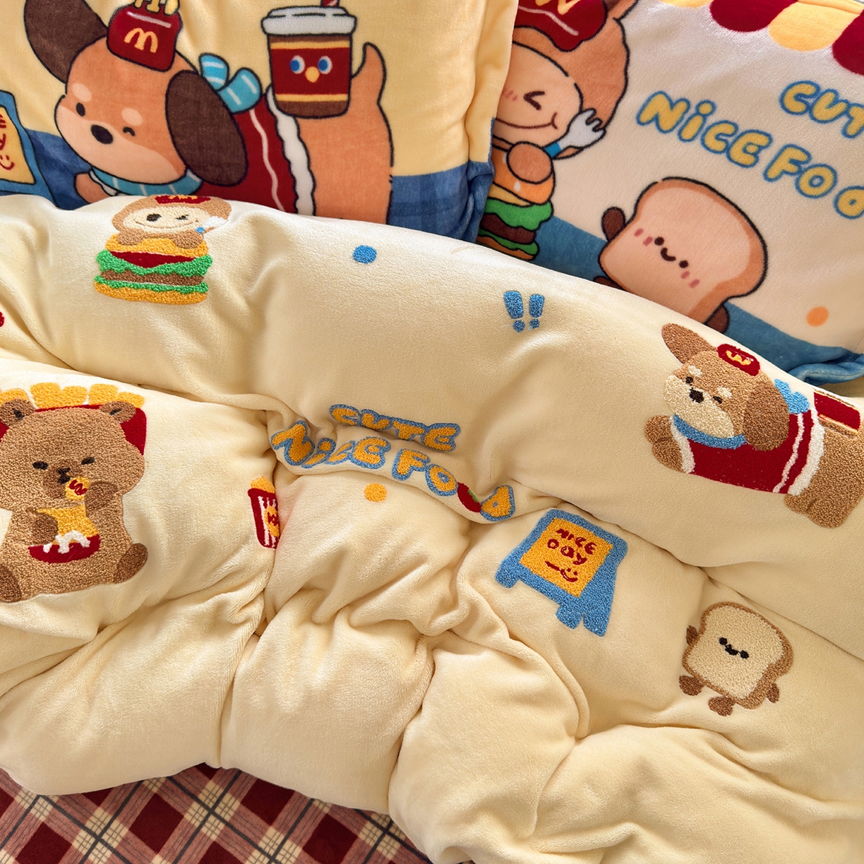 91家纺网 家纺一手货源 找家纺 铭宣家居 2025新款200g牛奶绒数码印花加毛巾绣四件套 萌餐格韵