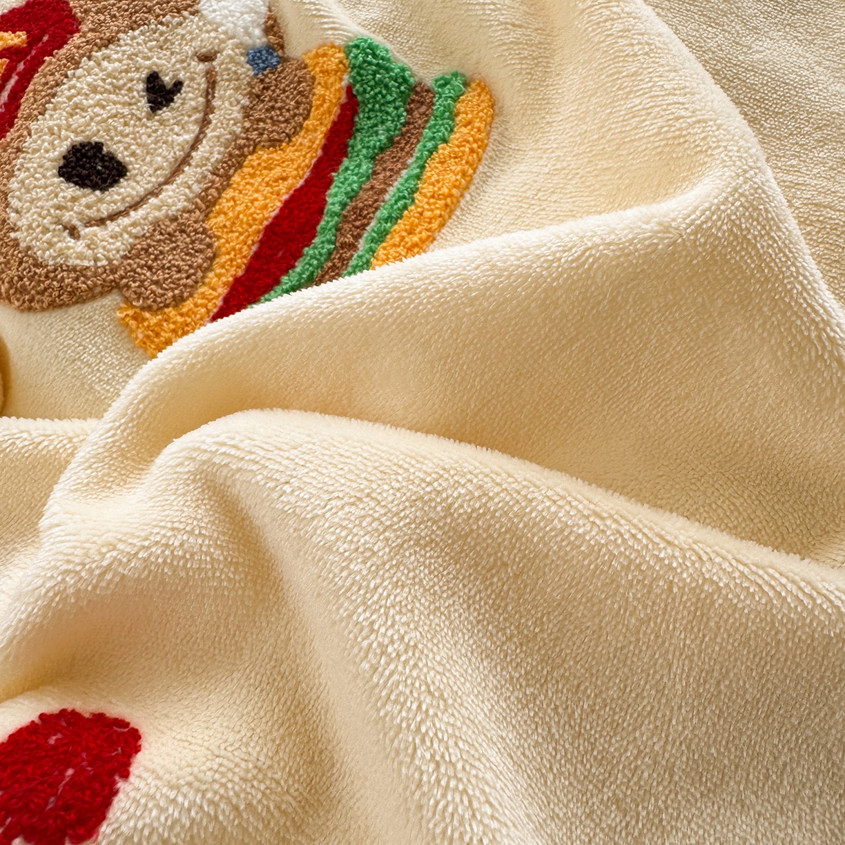 91家纺网 家纺一手货源 找家纺 铭宣家居 2025新款200g牛奶绒数码印花加毛巾绣四件套 萌餐格韵