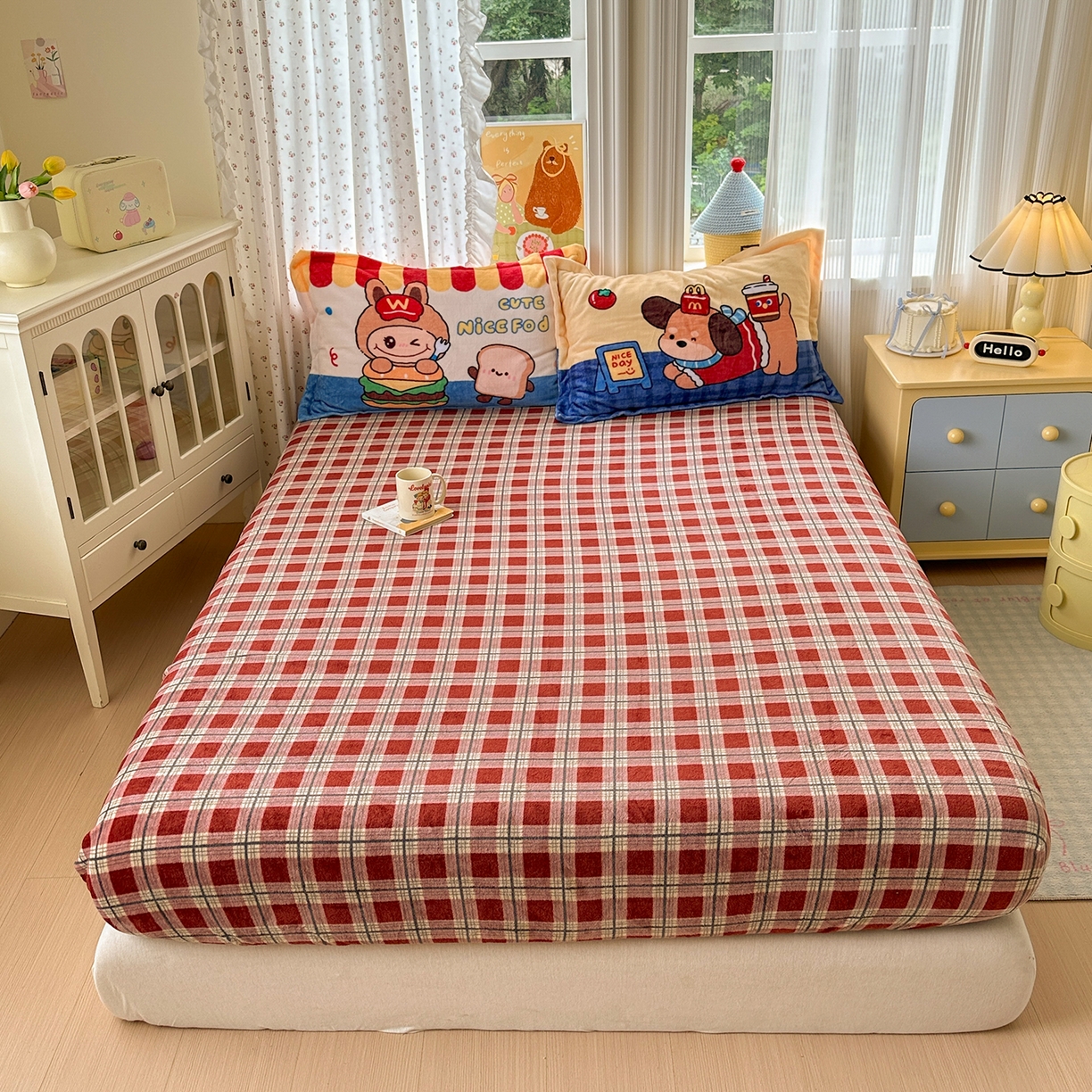 91家纺网 家纺一手货源 找家纺 铭宣家居 2025新款200g牛奶绒数码印花加毛巾绣四件套 萌餐格韵