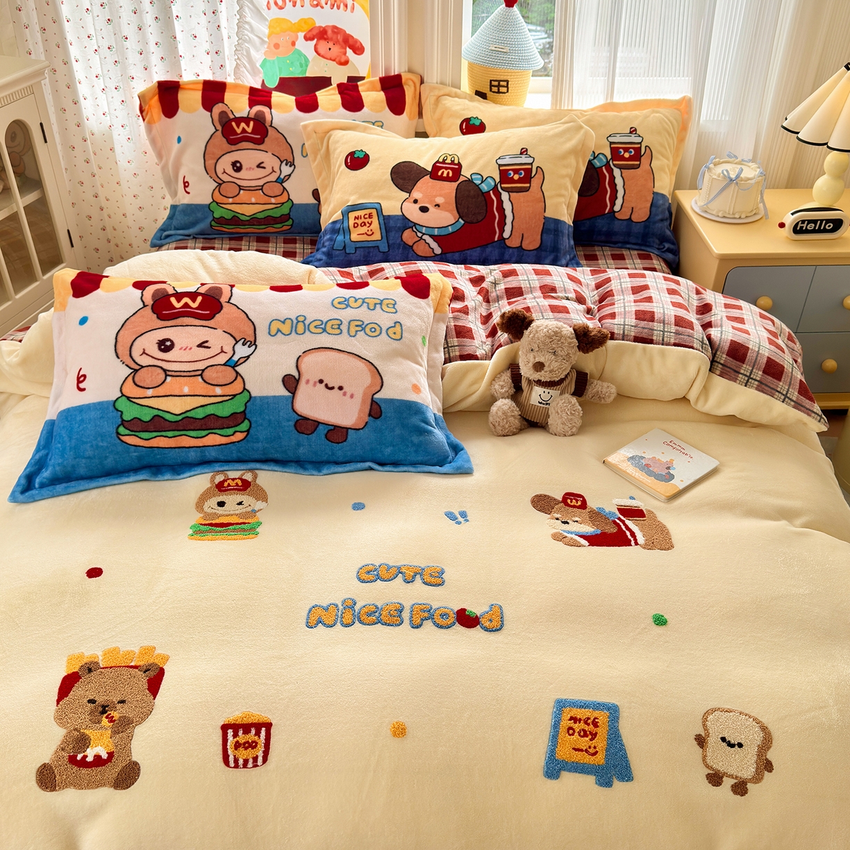 91家纺网 家纺一手货源 找家纺 铭宣家居 2025新款200g牛奶绒数码印花加毛巾绣四件套 萌餐格韵