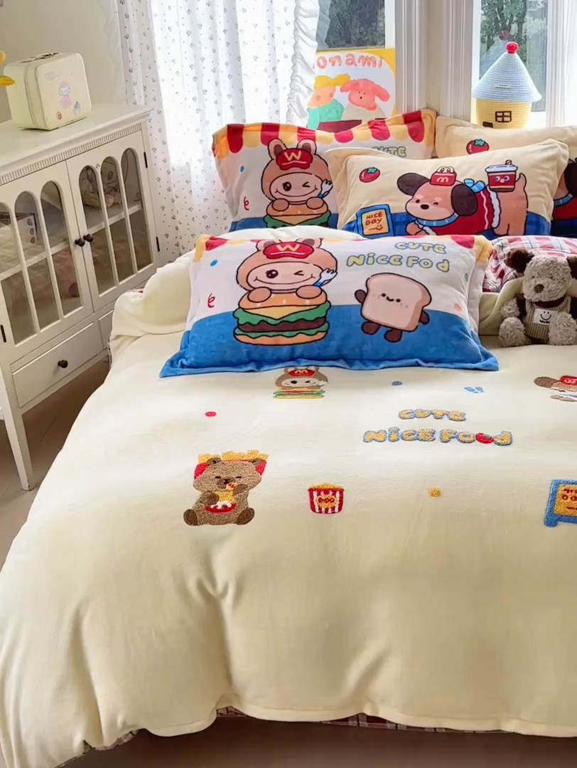 91家纺网 家纺一手货源 找家纺 铭宣家居 2025新款200g牛奶绒数码印花加毛巾绣四件套 萌餐格韵