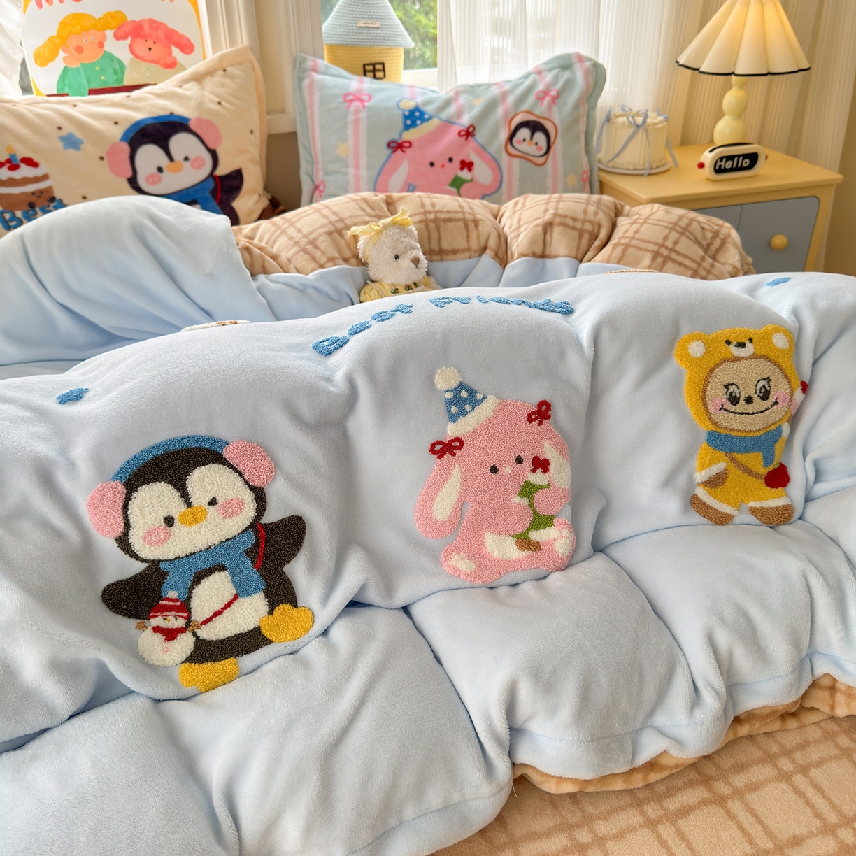 91家纺网 家纺一手货源 找家纺 铭宣家居 2025新款200g牛奶绒数码印花加毛巾绣四件套 快乐萌友