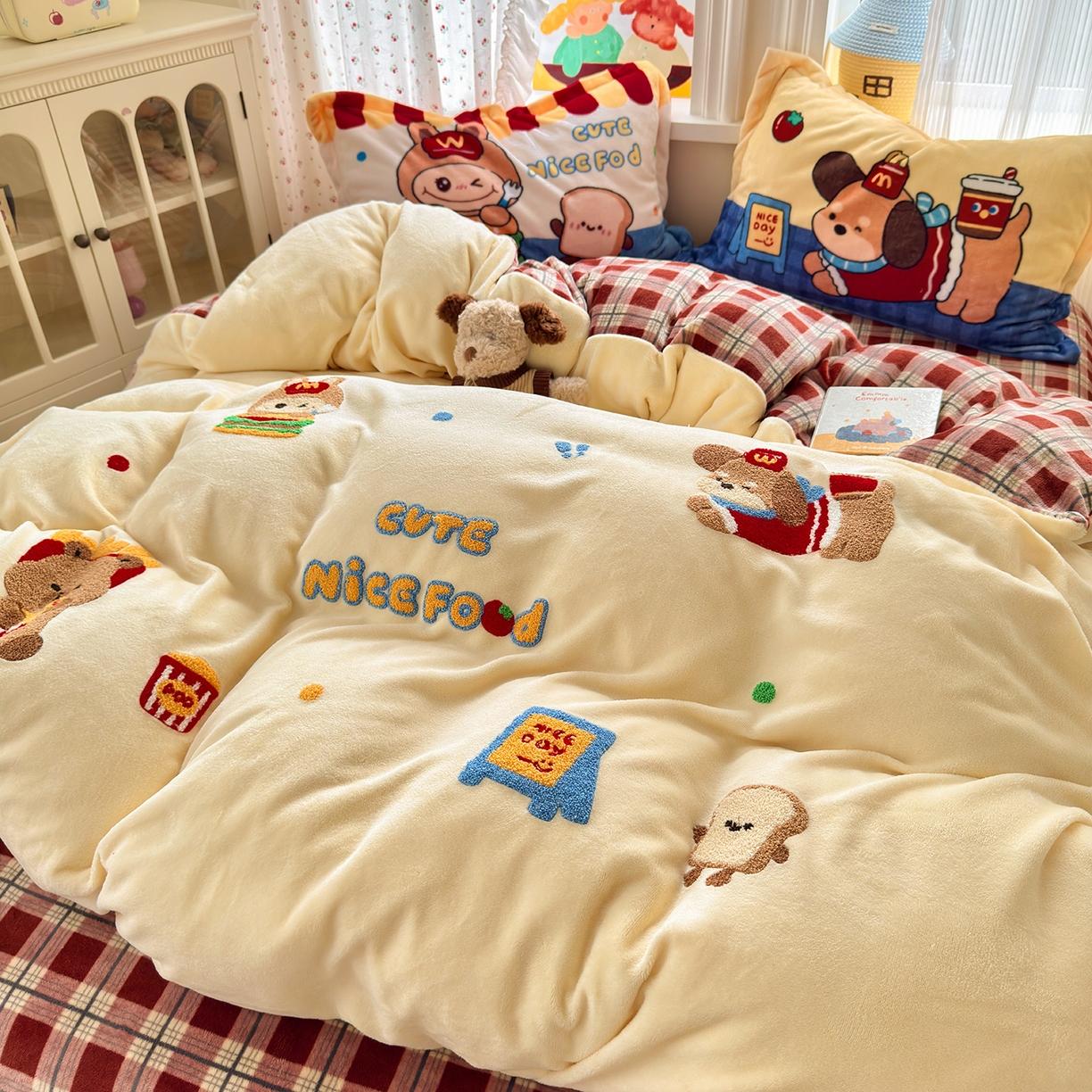 91家纺网 家纺一手货源 找家纺 铭宣家居 2025新款200g牛奶绒数码印花加毛巾绣四件套 萌餐格韵