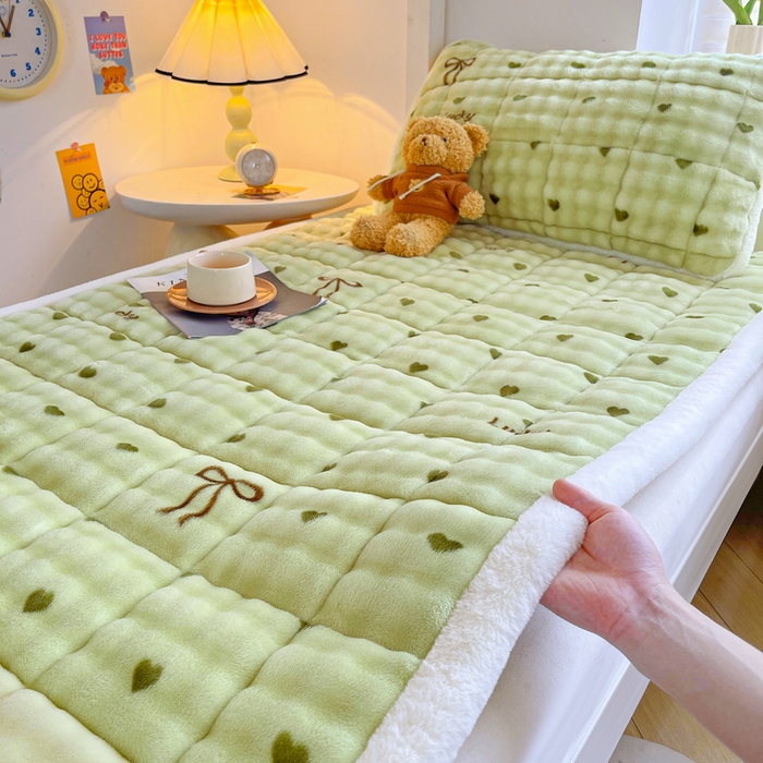 91家纺网 家纺一手货源 找家纺 梵朴 2025新款牛奶绒泡泡兔毛绒床垫学生宿舍床褥子床护垫学生款印花系列 爱心蝴蝶结绿