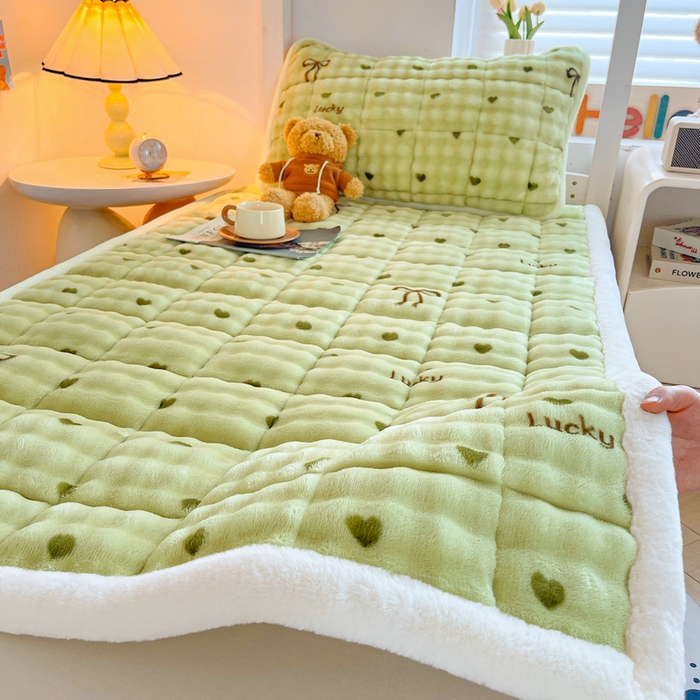 91家纺网 家纺一手货源 找家纺 梵朴 2025新款牛奶绒泡泡兔毛绒床垫学生宿舍床褥子床护垫学生款印花系列 爱心蝴蝶结绿