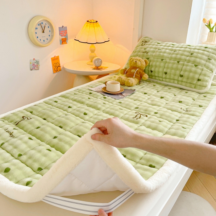 91家纺网 家纺一手货源 找家纺 梵朴 2025新款牛奶绒泡泡兔毛绒床垫学生宿舍床褥子床护垫学生款印花系列 爱心蝴蝶结绿