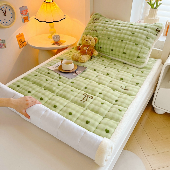 91家纺网 家纺一手货源 找家纺 梵朴 2025新款牛奶绒泡泡兔毛绒床垫学生宿舍床褥子床护垫学生款印花系列 爱心蝴蝶结绿
