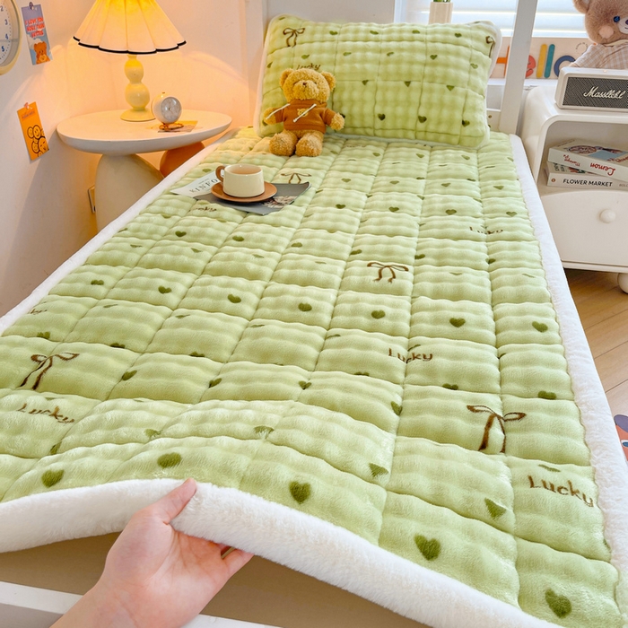 91家纺网 家纺一手货源 找家纺 梵朴 2025新款牛奶绒泡泡兔毛绒床垫学生宿舍床褥子床护垫学生款印花系列 爱心蝴蝶结绿