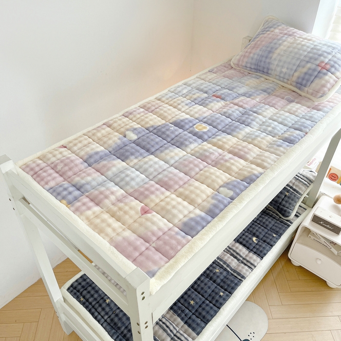 91家纺网 家纺一手货源 找家纺 梵朴 2025新款牛奶绒泡泡兔毛绒床垫学生宿舍床褥子床护垫学生款印花系列 彩虹爱心紫