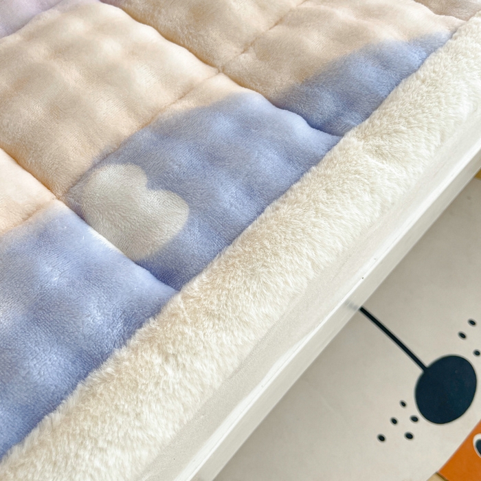 91家纺网 家纺一手货源 找家纺 梵朴 2025新款牛奶绒泡泡兔毛绒床垫学生宿舍床褥子床护垫学生款印花系列 彩虹爱心紫