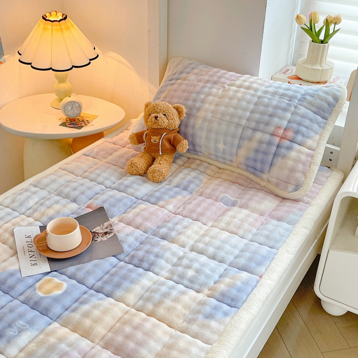 91家纺网 家纺一手货源 找家纺 梵朴 2025新款牛奶绒泡泡兔毛绒床垫学生宿舍床褥子床护垫学生款印花系列 彩虹爱心紫