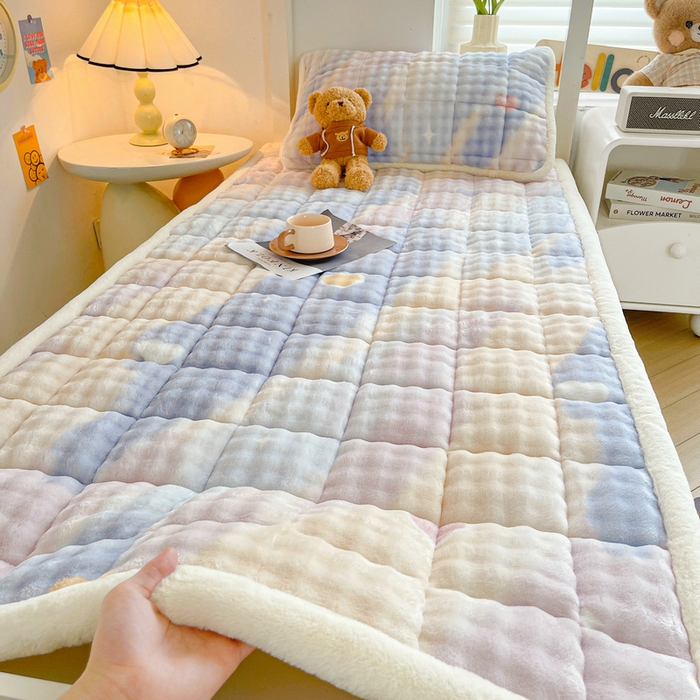 91家纺网 家纺一手货源 找家纺 梵朴 2025新款牛奶绒泡泡兔毛绒床垫学生宿舍床褥子床护垫学生款印花系列 彩虹爱心紫