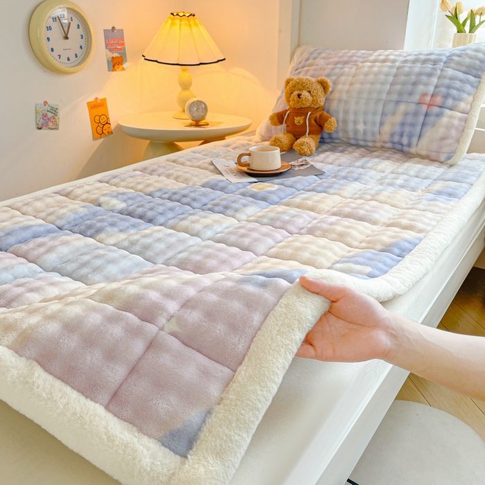 91家纺网 家纺一手货源 找家纺 梵朴 2025新款牛奶绒泡泡兔毛绒床垫学生宿舍床褥子床护垫学生款印花系列 彩虹爱心紫