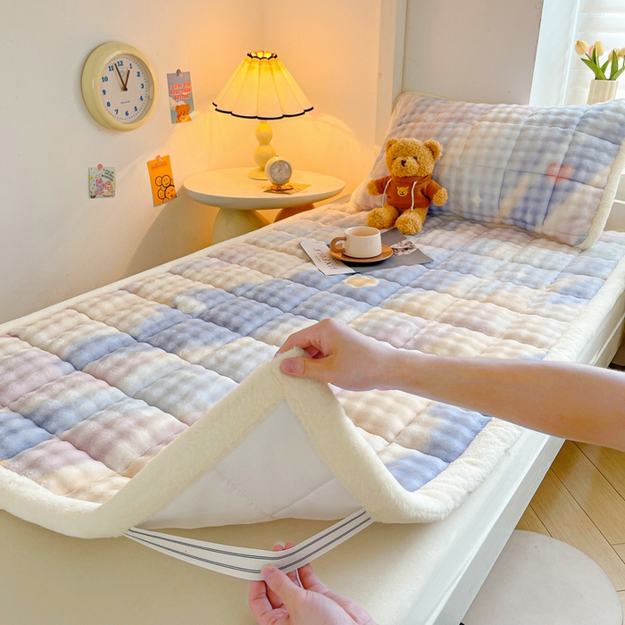 91家纺网 家纺一手货源 找家纺 梵朴 2025新款牛奶绒泡泡兔毛绒床垫学生宿舍床褥子床护垫学生款印花系列 彩虹爱心紫