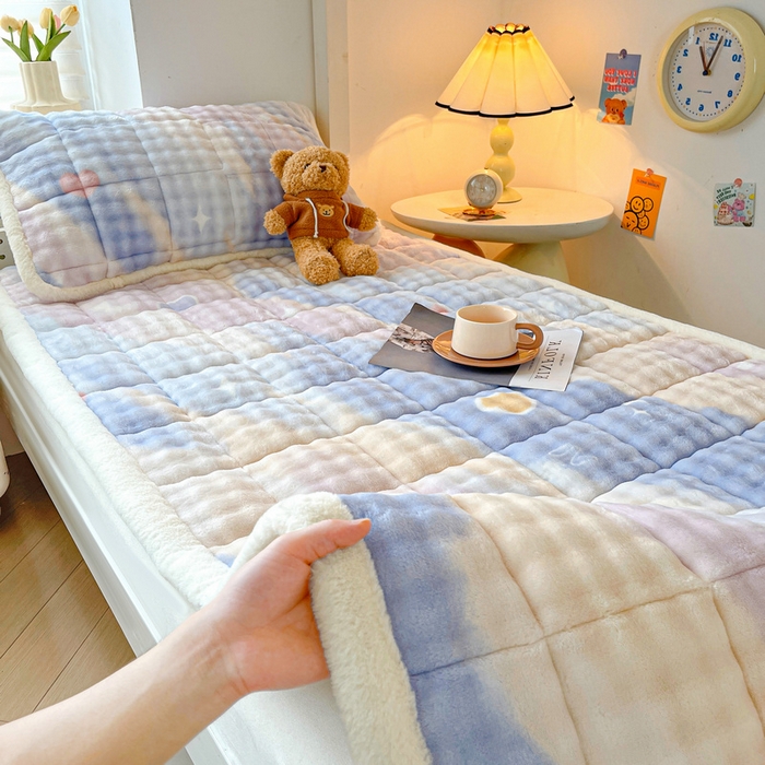 91家纺网 家纺一手货源 找家纺 梵朴 2025新款牛奶绒泡泡兔毛绒床垫学生宿舍床褥子床护垫学生款印花系列 彩虹爱心紫