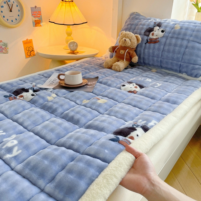 91家纺网 家纺一手货源 找家纺 梵朴 2025新款牛奶绒泡泡兔毛绒床垫学生宿舍床褥子床护垫学生款印花系列 彩虹哈皮狗