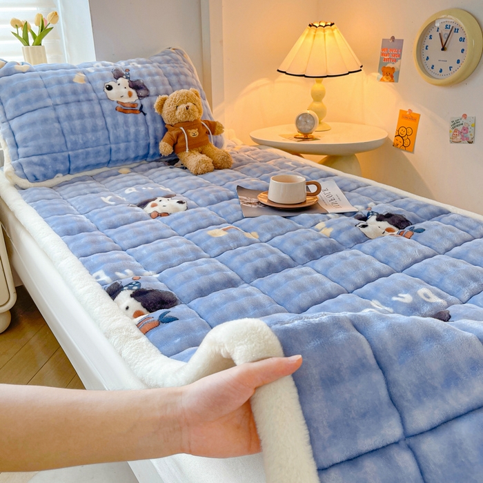 91家纺网 家纺一手货源 找家纺 梵朴 2025新款牛奶绒泡泡兔毛绒床垫学生宿舍床褥子床护垫学生款印花系列 彩虹哈皮狗