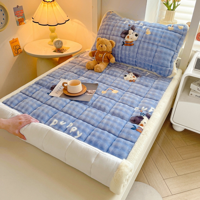 91家纺网 家纺一手货源 找家纺 梵朴 2025新款牛奶绒泡泡兔毛绒床垫学生宿舍床褥子床护垫学生款印花系列 彩虹哈皮狗