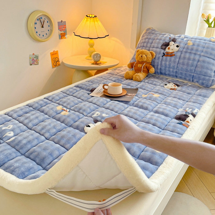 91家纺网 家纺一手货源 找家纺 梵朴 2025新款牛奶绒泡泡兔毛绒床垫学生宿舍床褥子床护垫学生款印花系列 彩虹哈皮狗