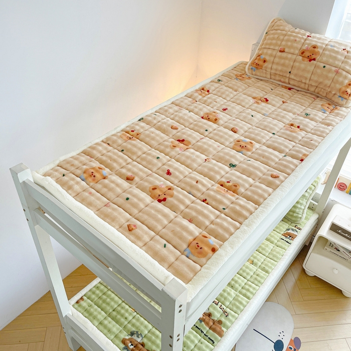 91家纺网 家纺一手货源 找家纺 梵朴 2025新款牛奶绒泡泡兔毛绒床垫学生宿舍床褥子床护垫学生款印花系列 黄油小熊