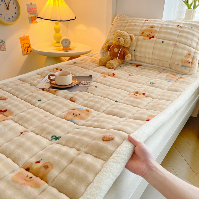 91家纺网 家纺一手货源 找家纺 梵朴 2025新款牛奶绒泡泡兔毛绒床垫学生宿舍床褥子床护垫学生款印花系列 黄油小熊