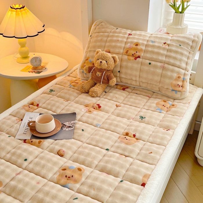 91家纺网 家纺一手货源 找家纺 梵朴 2025新款牛奶绒泡泡兔毛绒床垫学生宿舍床褥子床护垫学生款印花系列 黄油小熊