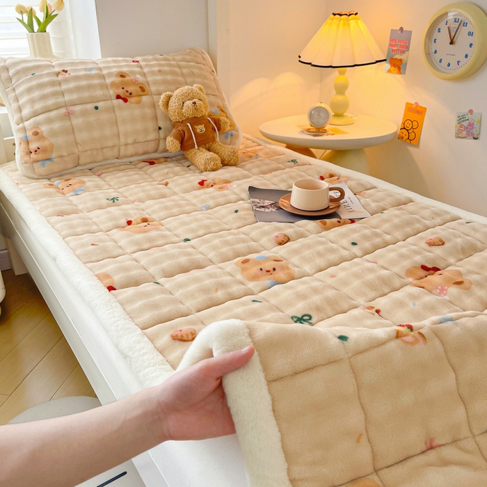 91家纺网 家纺一手货源 找家纺 梵朴 2025新款牛奶绒泡泡兔毛绒床垫学生宿舍床褥子床护垫学生款印花系列 黄油小熊