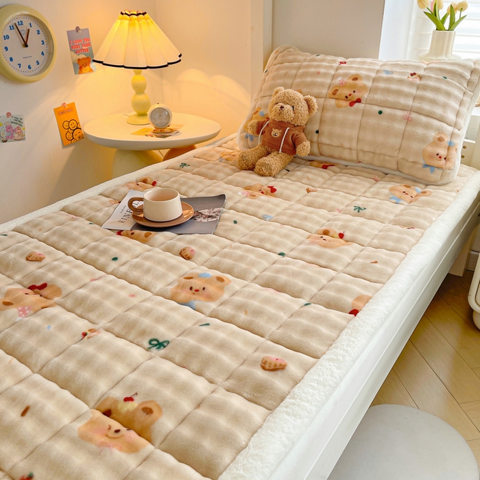 91家纺网 家纺一手货源 找家纺 梵朴 2025新款牛奶绒泡泡兔毛绒床垫学生宿舍床褥子床护垫学生款印花系列 黄油小熊