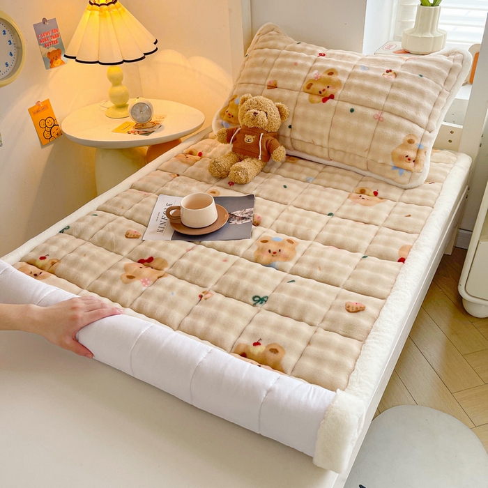 91家纺网 家纺一手货源 找家纺 梵朴 2025新款牛奶绒泡泡兔毛绒床垫学生宿舍床褥子床护垫学生款印花系列 黄油小熊