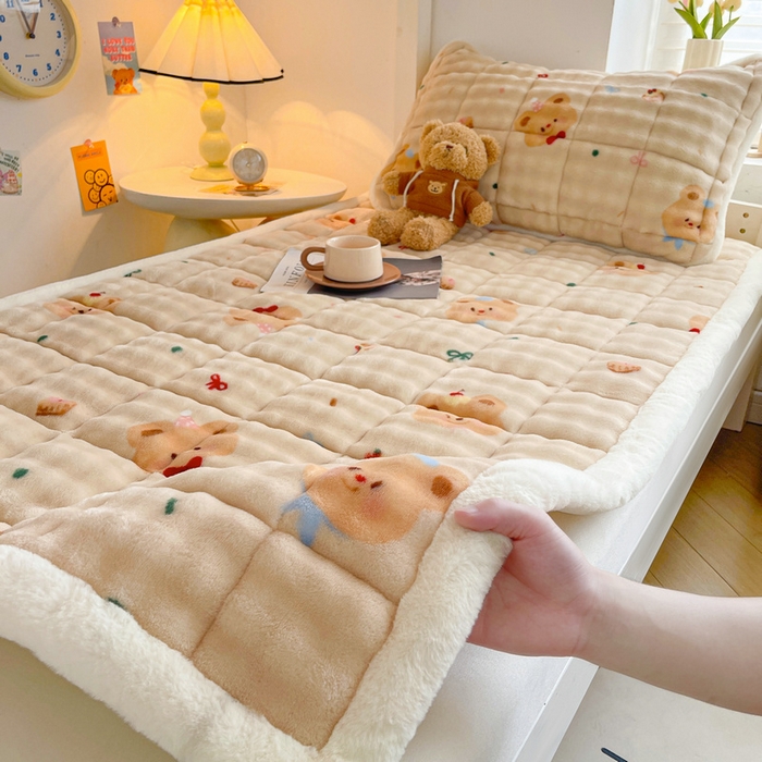 91家纺网 家纺一手货源 找家纺 梵朴 2025新款牛奶绒泡泡兔毛绒床垫学生宿舍床褥子床护垫学生款印花系列 黄油小熊