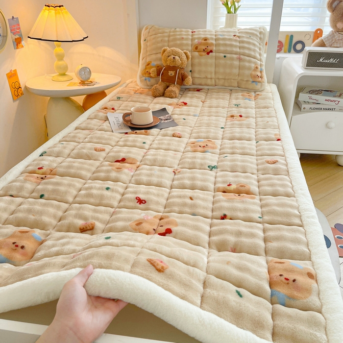 91家纺网 家纺一手货源 找家纺 梵朴 2025新款牛奶绒泡泡兔毛绒床垫学生宿舍床褥子床护垫学生款印花系列 黄油小熊