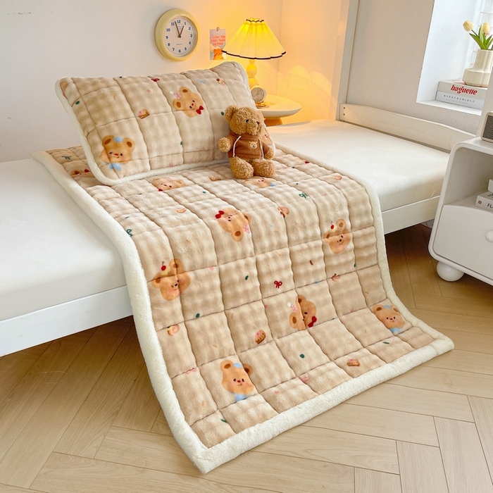 91家纺网 家纺一手货源 找家纺 梵朴 2025新款牛奶绒泡泡兔毛绒床垫学生宿舍床褥子床护垫学生款印花系列 黄油小熊