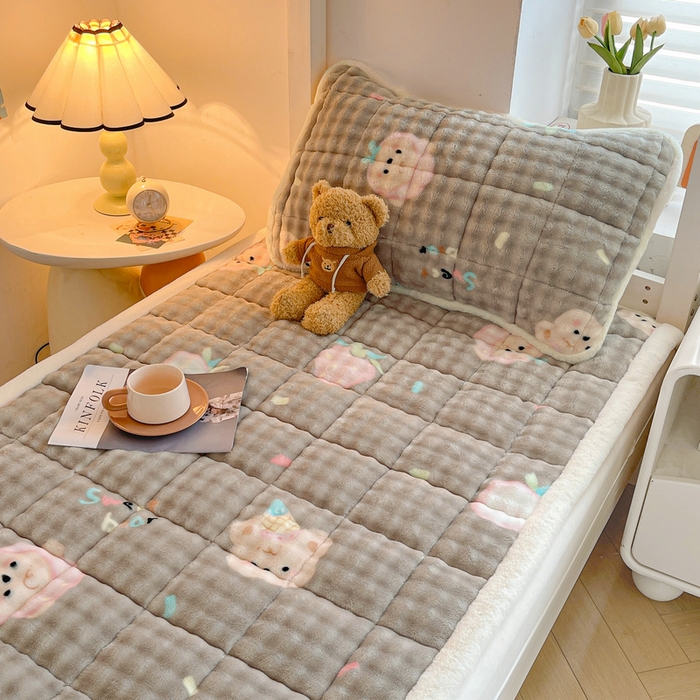 91家纺网 家纺一手货源 找家纺 梵朴 2025新款牛奶绒泡泡兔毛绒床垫学生宿舍床褥子床护垫学生款印花系列 咖底蛋糕熊