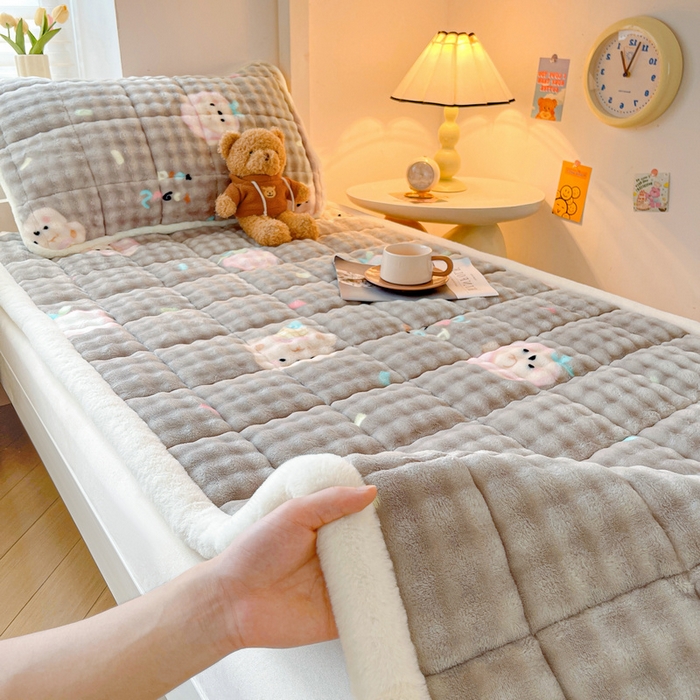 91家纺网 家纺一手货源 找家纺 梵朴 2025新款牛奶绒泡泡兔毛绒床垫学生宿舍床褥子床护垫学生款印花系列 咖底蛋糕熊