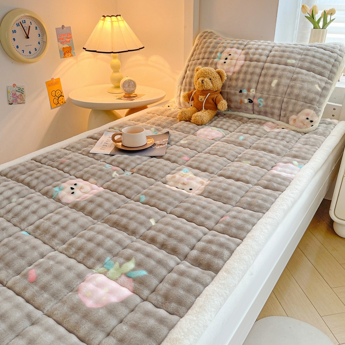 91家纺网 家纺一手货源 找家纺 梵朴 2025新款牛奶绒泡泡兔毛绒床垫学生宿舍床褥子床护垫学生款印花系列 咖底蛋糕熊