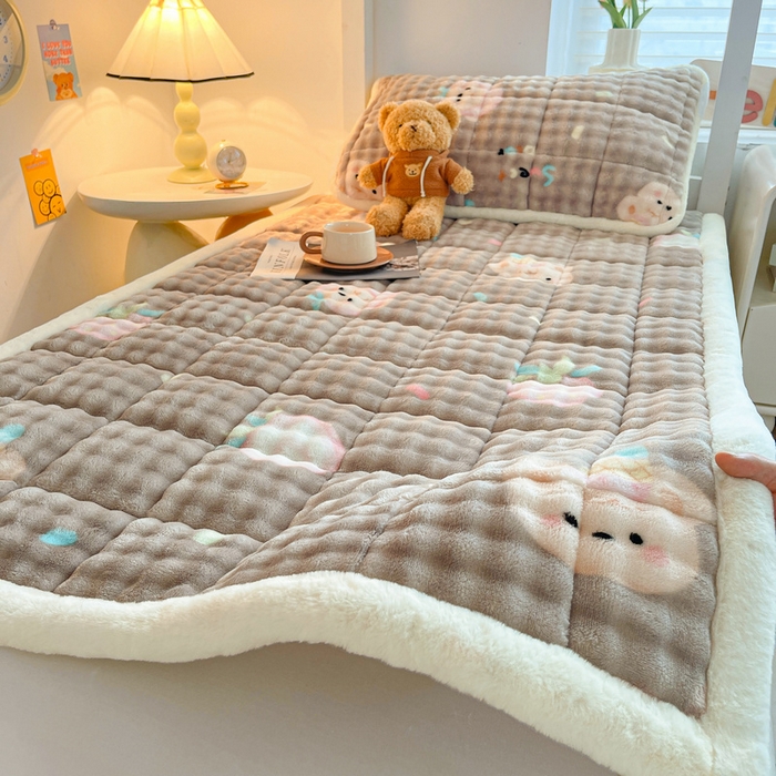 91家纺网 家纺一手货源 找家纺 梵朴 2025新款牛奶绒泡泡兔毛绒床垫学生宿舍床褥子床护垫学生款印花系列 咖底蛋糕熊