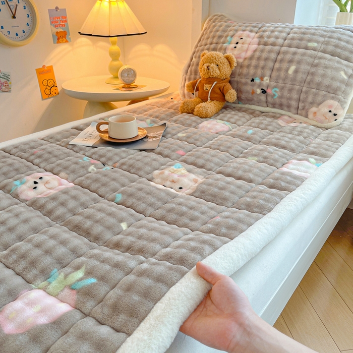 91家纺网 家纺一手货源 找家纺 梵朴 2025新款牛奶绒泡泡兔毛绒床垫学生宿舍床褥子床护垫学生款印花系列 咖底蛋糕熊